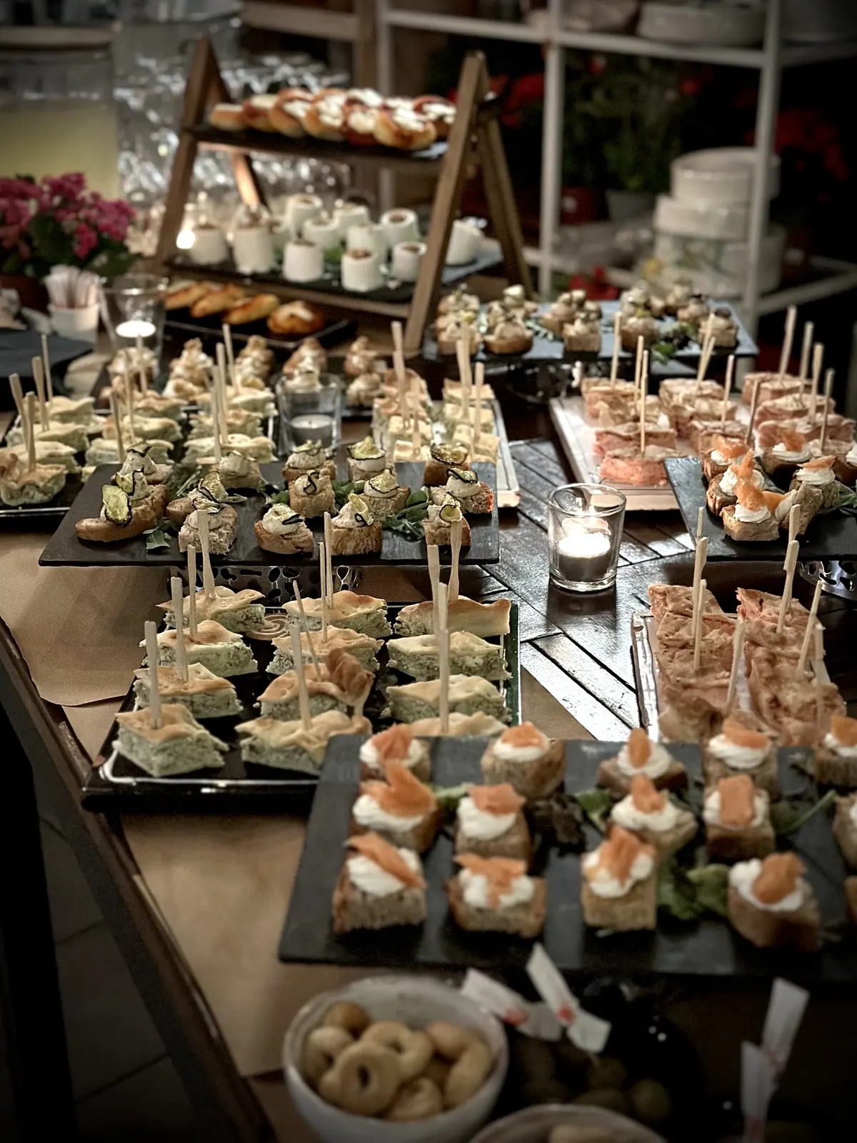 Il buffet di una festa privata da Botanico: finger food e taglieri sul tavolo