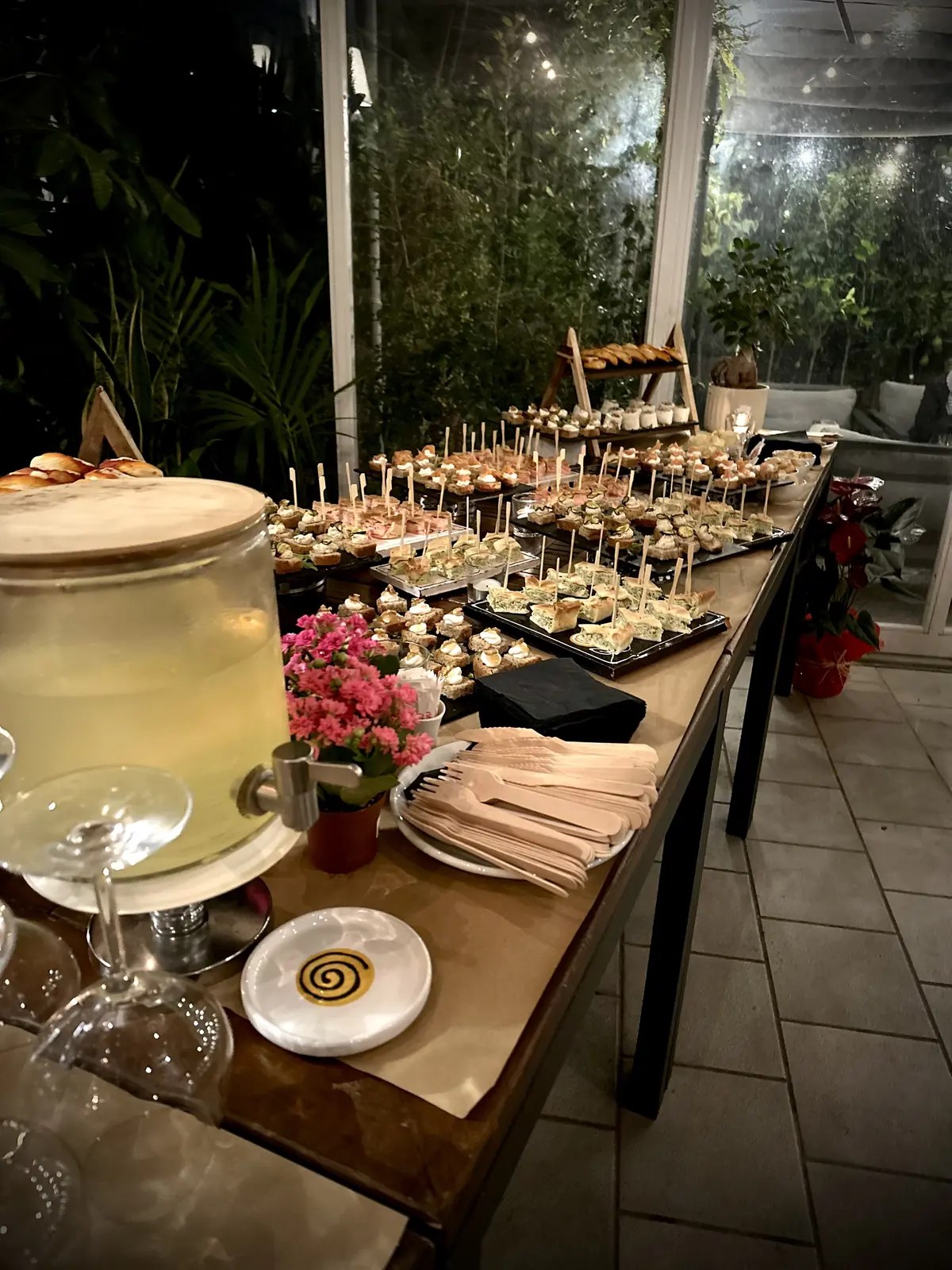 Il buffet allestito nella serra di Botanico, con i fiori e le caraffe