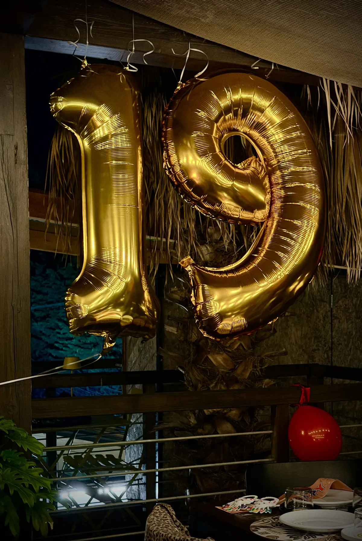 Palloncini dorati a forma di 19 per una festa di compleanno da Botanico