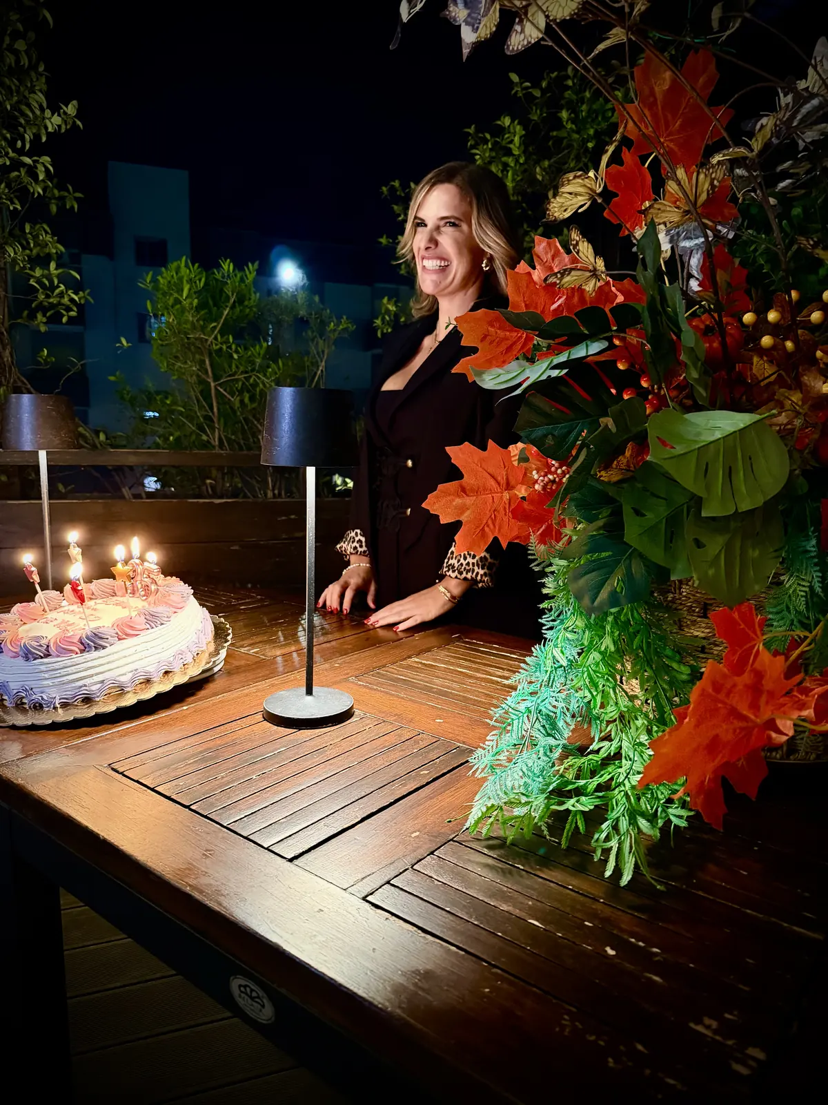 Una festa di compleanno sulla Terrazza Botanico: la torta con le candeline e i fiori