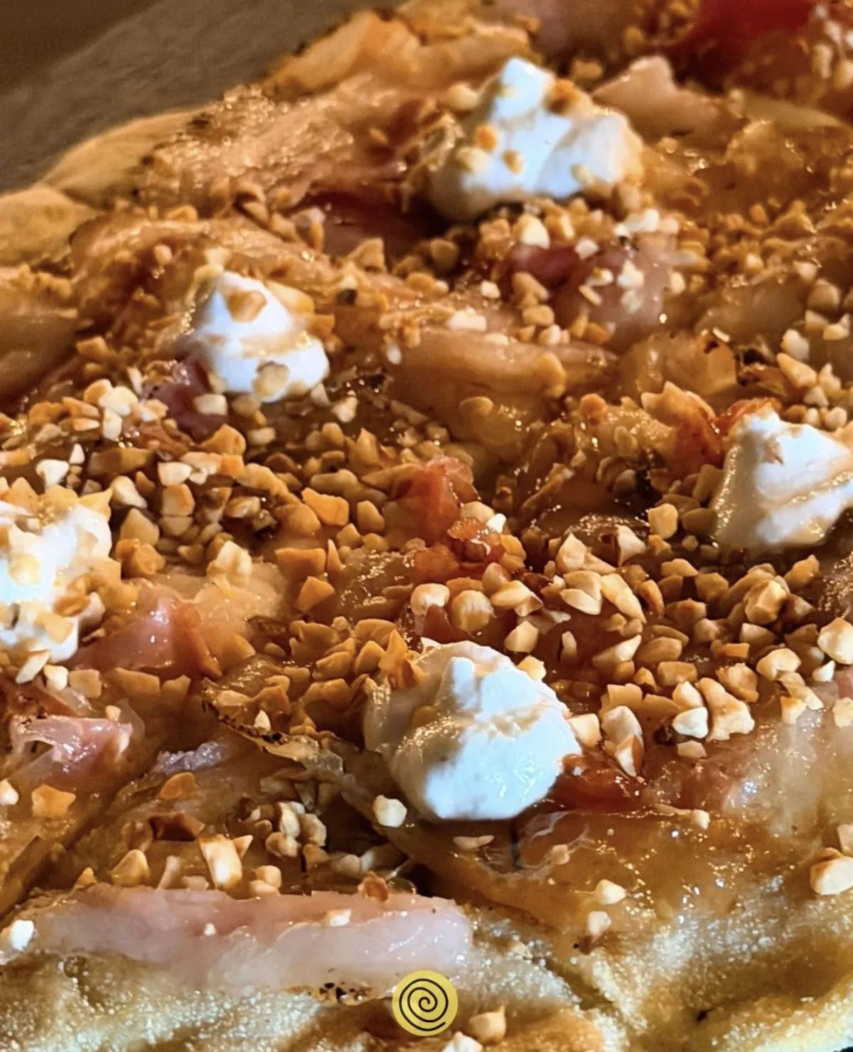 Pinsa Fico Bianco con pancetta, mousse di ricotta e granella di nocciole